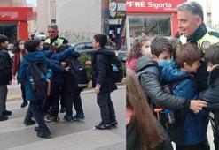 Emekli olan trafik polisine yaya geçidinde sarılıp veda ettiler