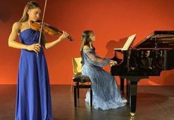 Bu konserler ayakta alkışlanır