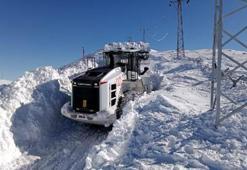 Askeri üs bölgeleri yolunda kar kalınlığı 4 metreyi aştı