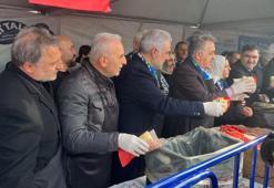 AK Parti Genel Başkan Yardımcısı Hayati Yazıcı, hamsi festivaline katıldı