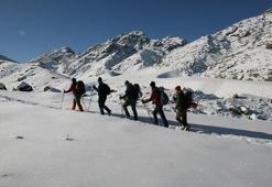 3 bin 204 rakımdaki Sütun Şelalesi'ne şampiyona öncesi tırmanış