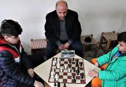 8 yaşındaki Mesut, Türkiye Şampiyonası’na ‘Satranç Kahvesi’nde hazırlanıyor