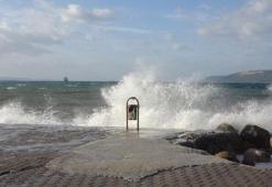Bozcaada ve Gökçeada feribot seferlerine lodos iptali