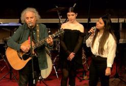 Derya Köroğlu ile sahne alan öğrenciler 'barış ve özgürlüğe' şarkılar söyledi