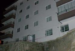 İnşaat kazısında bitişikteki apartmanın istinat duvarı çöktü, 19 daire tahliye edildi