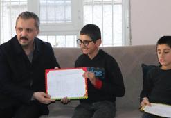 Evde eğitim gören cam kemik hastası kardeşlerin karne sevinci