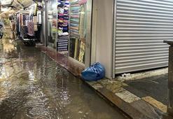 İzmir'de sağanak; iş hanını su bastı