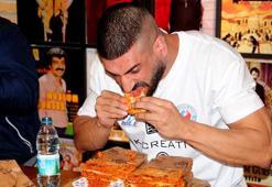 Acılı Adana Tost’u yeme yarışmasını Avustralyalı James Webby kazandı
