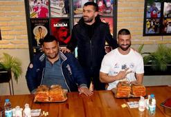 Acılı Adana tostu yeme yarışmasını Avustralyalı Webby kazandı