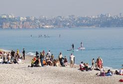 Antalya'da güzel havayı fırsat bilenler sahile akın etti