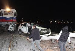 Diyarbakır'da yük treni hemzemin geçitte otomobile çarptı: 4 yaralı