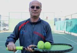 Yıllardır bakımını yaptığı kortlarda şimdi raket sallıyor