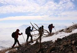 Kuraklık, Hayal Dağı'na zirve tırmanışı yapan dağcıların fotoğraflarında