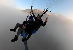 Yamaç paraşütçüsü Hazar Gölü'nü kaplayan sisi havadan görüntüledi