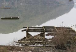 Barajda sular çekilince evler ortaya çıktı