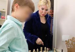 Rektör Özkan, Cem Muhammet'i ziyaret edip, satranç oynadı