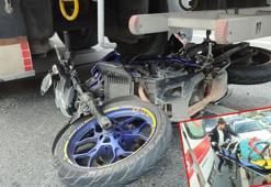 Küçükçekmece'de TIR'a çarpan motosikletteki iki kişi yaralandı