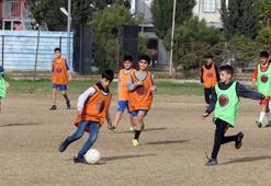 Maç sırasında futbolcuların soyunma odasındaki telefon ve montları çalındı
