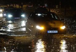 Antalya'da etkili olan fırtınada araçlar yolda kaldı, uçağa yıldırım isabet etti