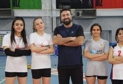 Erken yaşta evliliklerin önüne geçmek için kurduğu voleybol takımı 2'nci ligde
