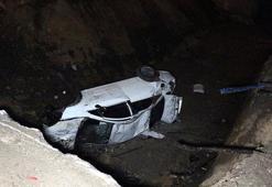 Metro inşaatı nedeniyle kazılan çukura düşen otomobilin sürücüsü yaralandı