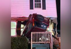 ABD’de bir araç ters bir şekilde eve daldı