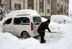 Bitlis'te kar kalınlığı 50 santimetreyi geçti; araçlar görünmez oldu