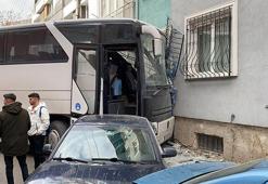 Freni boşalan otobüs, park halindeki araçlara ve apartmana çarptı