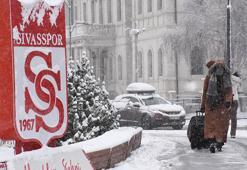 Sivas'ta 48 yerleşim yeri yolu, kardan kapalı