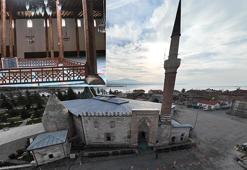 Tarihi camideki ahşap sütunlar, içerdeki 'karlık' sayesinde ayakta kalmış