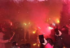 Eskişehirspor’da transfer yasağının kaldırılmasına meşaleli kutlama