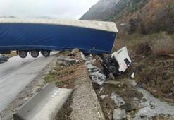 Çorum'da TIR, beton bariyere çarptı; şoför yaralı