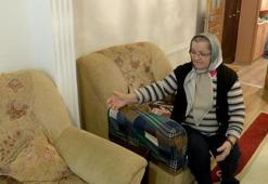 Dua ve yardım bahanesiyle girdikleri evde yaşlı kadını soydular