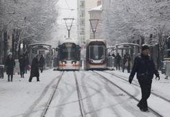 Eskişehir’de kent merkezine mevsimin ilk karı yağdı