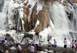 Kısmen donan Muradiye Şelalesi'nde yüzdüler