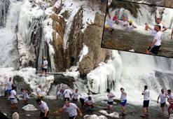 Kısmen donan Muradiye Şelalesi'nde yüzdüler