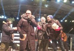 Haluk Levent aracı oldu, kağıt helvalar izleyenlere dağıtıldı