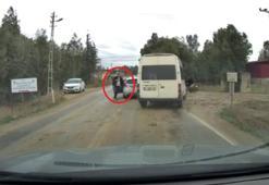 Trafikte önünü kestiği minibüsün şoförüne silah çekti