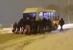 Karda yokuşu çıkamayan minibüsü yolcular itti