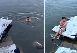 Boğazları yüzerek geçen sporcu, karlı havada Devegeçidi Barajı’na girdi