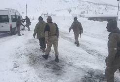 Siirt’te karda 4 minibüs ve 1 otomobilde mahsur kalan 40 kişi kurtarıldı