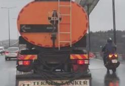 Şiddetli rüzgarda köprüden geçmeye çalışan motosikletliye kalkan oldu