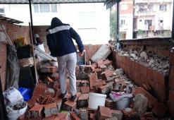 Rüzgarla yıkılan tuğla duvar teras katta ekmek yapan kadınların üzerine devrildi: 3 yaralı