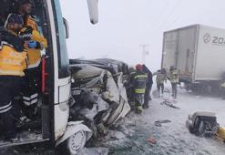 Şereflikoçhisar'da zincirleme trafik kazası: 2 ölü, 6 yaralı