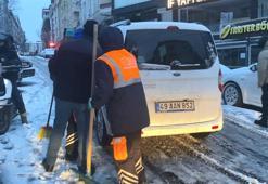 Esenyurt ve Ataşehir'de kar lastiği olmayan araçların buzlanan yollarda zor anları