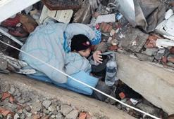 Enkazda tek başına