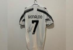 Merih Demiral, imzalı Ronaldo formasını bağış için açık arttırmaya çıkaracak