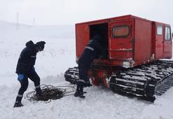 Paletli kar araçlarıyla arızalara ulaşıyorlar