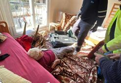Depremde hasar gören evlerinde mahsur kalan yatalak çifti, 50 saat sonra polis kurtardı