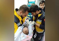 Annesinin emzirerek hayatta tuttuğu bebek, 62 saat sonra enkazdan çıkarıldı